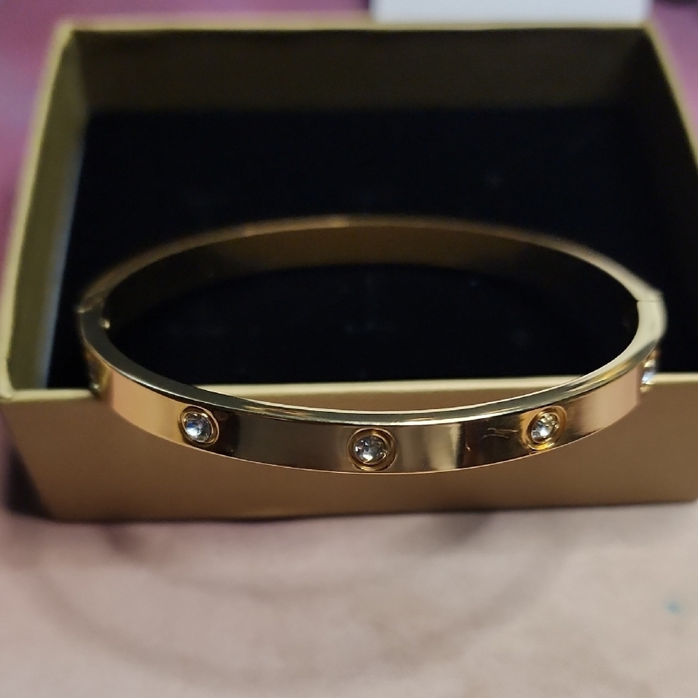 Elegant Gold Bracelet with Crystal Accents